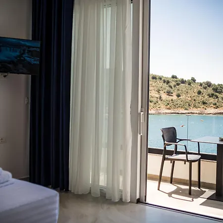 Lluka Sea Side Hotel *