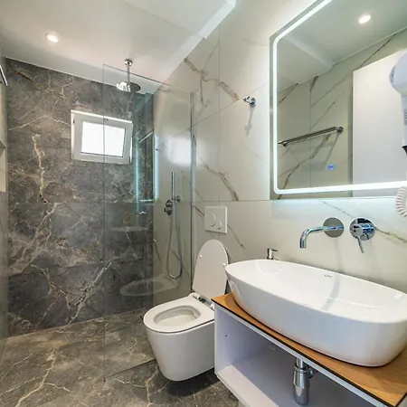 Hotel Lluka Sea Side