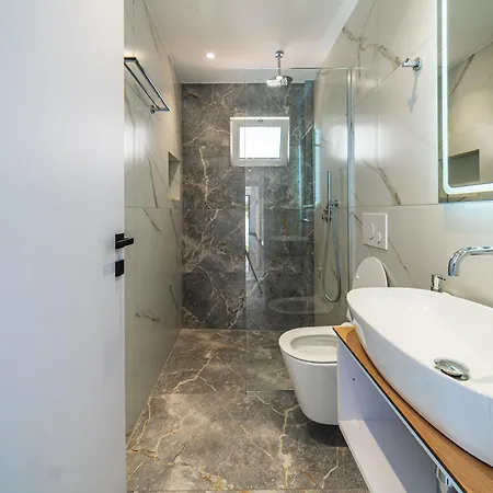 Lluka Sea Side Hotel *