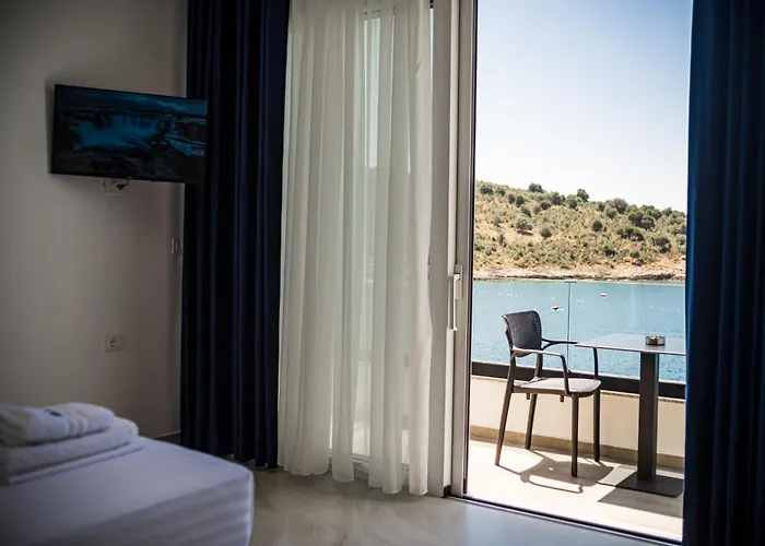 Lluka Sea Side Hotel *