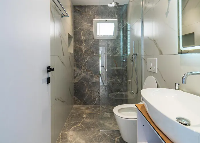 Lluka Sea Side Hotel *