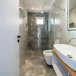 Lluka Sea Side Szálloda *