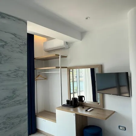 Lluka Sea Side Hotel *